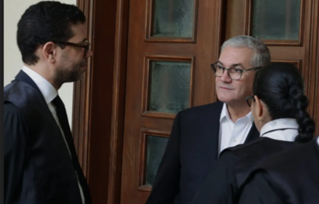 Gonzalo Castillo junto a sus abogados defensores.