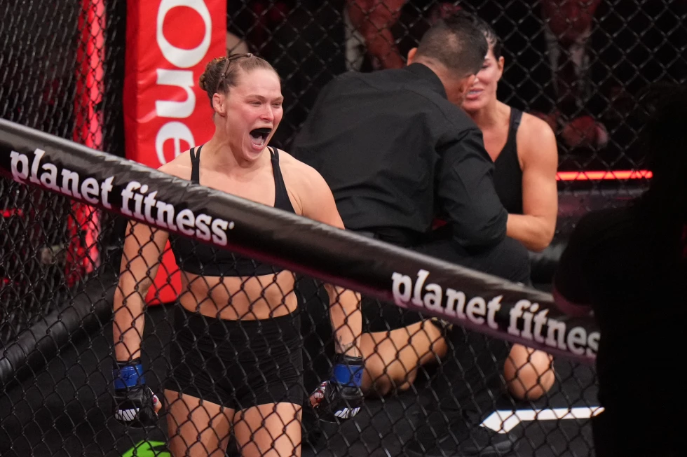 Ronda Rousey festeja tras derrotar a su compatriota estaounidense Gina Carano en un combate de artes marciales mixtas realizado el sábado 16 de mayo de 2026 en Ingewood, California (AP Foto/Jae C. Hong )