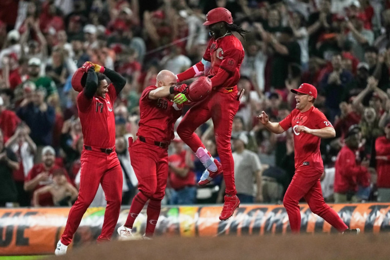Elly de la Cruz es felicitado por sus compañeros luego de pegar un cuadrangular con dos a bordo en el juego contra los Cardenales en Cincinnati.ap