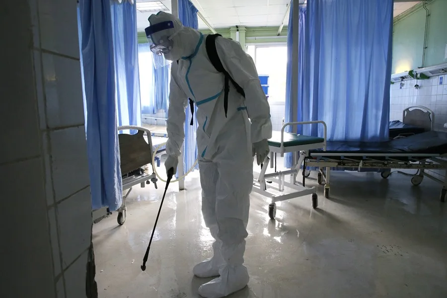 Personal sanitario desinfecta un hospital tras un caso confirmado de ébola, en una imagen de archivo. EFE/EPA/Legnan Koula