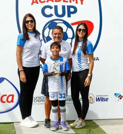 El niño Alonso Torres de Estancia Nueva SC fue el líder en goles con 6 en la categoría 2017-2018, y fue premiado por Susanna Bautista a la izquierda, en el centro Carlos Otero directo deportivo y María Alexandra
