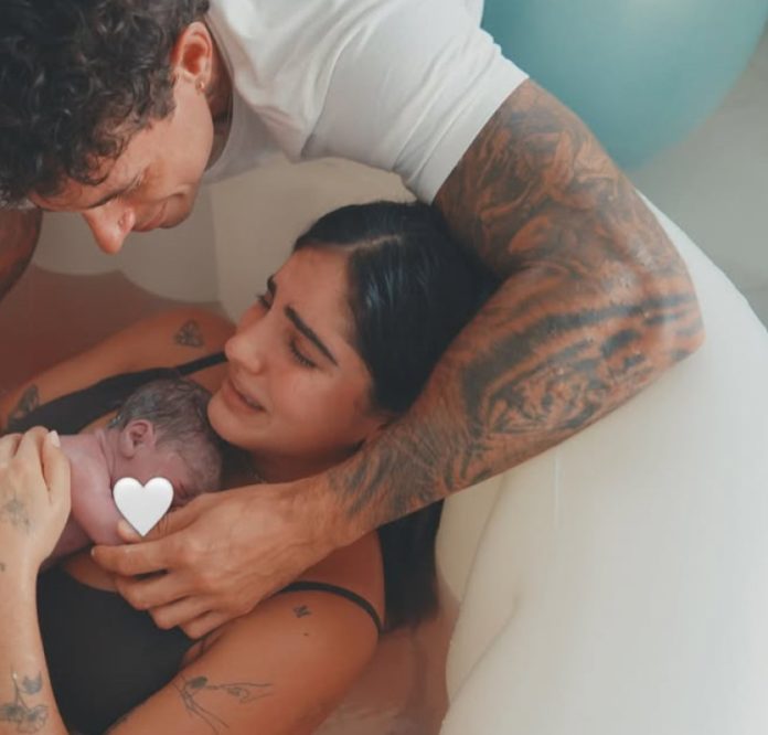 isabella-ladera-da-a-luz-a-su-hijo-koa-durante-un-parto-casero
